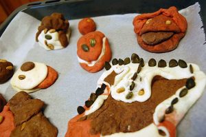 Salzteig mit Naturprodukten färben: Coole Monster basteln