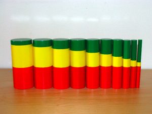 Regelschulkinder mit Montessorimaterial fördern