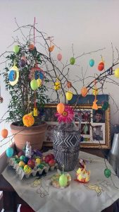 Ostderdeko aus Pompons: Pompon Küken basteln, Osterhasen und mehr lustige Ideen für Ostern mit Kindern