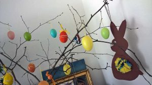 Ostderdeko aus Pompons: Pompon Küken basteln, Osterhasen und mehr lustige Ideen für Ostern mit Kindern