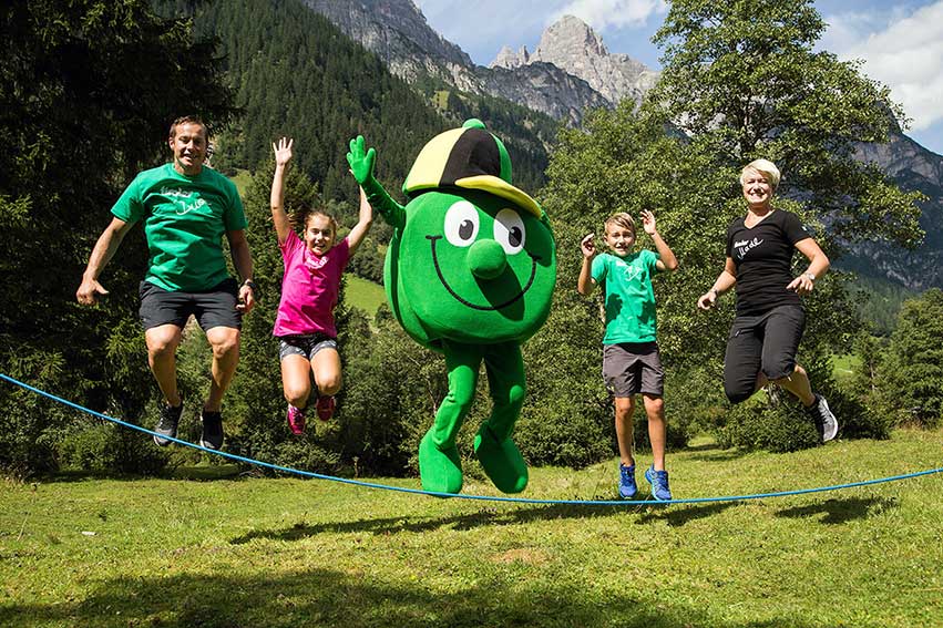 Outdoor Bewegungsspiele: Manni Pranger & TIROLI zeigen wie es geht