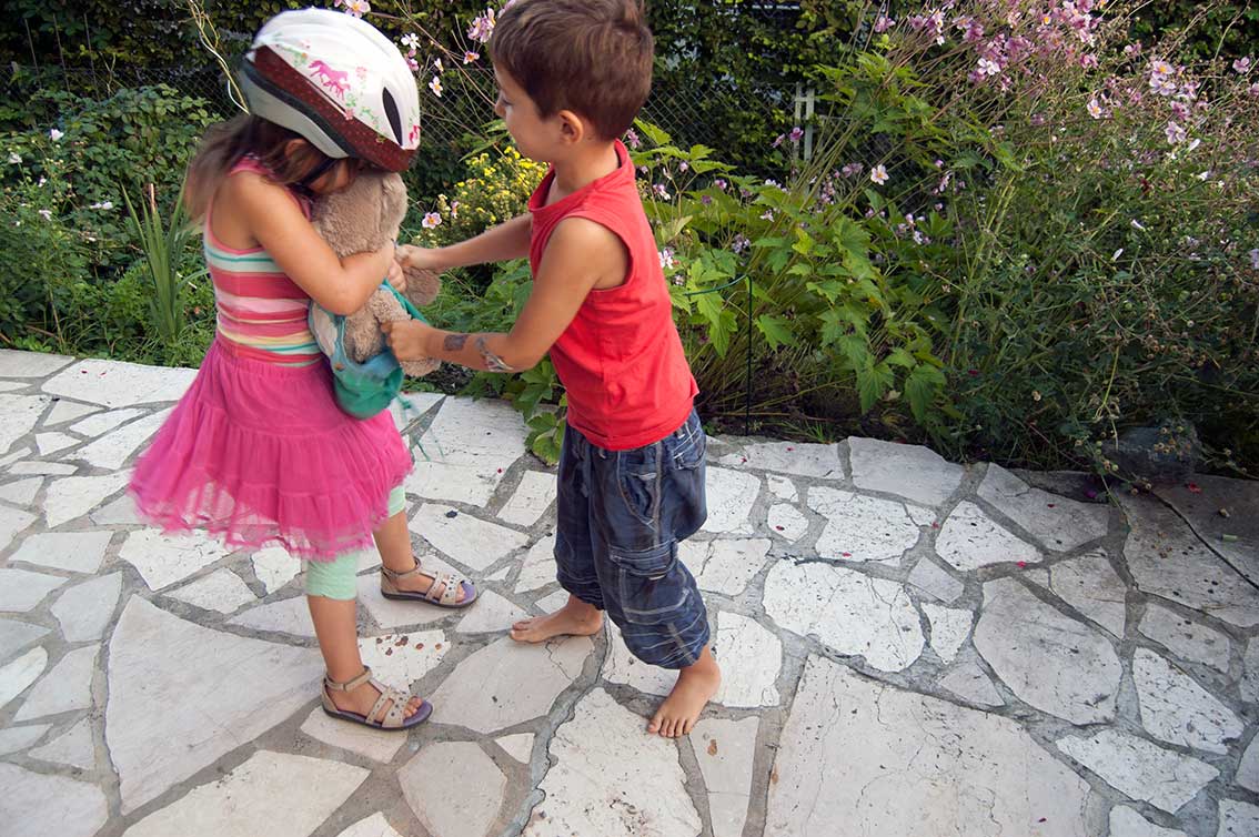 Runterkommen, die Kinder in Ruhe lassen und nicht schreien!