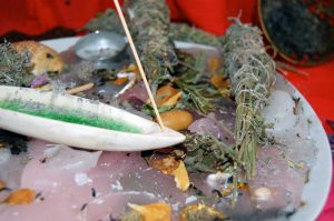 Yoga und Räuchern zur Winterwende: Das Licht kehrt zurück!