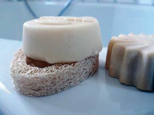 Echte Alternative zu flüssigem Shampoo in Plastikflaschen: Welche gibt es und was funktioniert bei langen Haaren