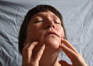 Selfcare-Ritual mit Gesichtsmassage